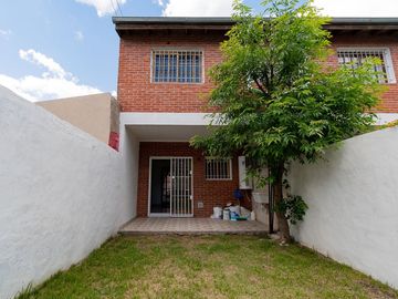 Venta triplex 5 amb con jardin Olivos