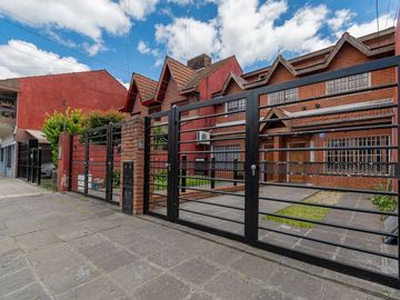Venta triplex 5 amb con jardin Olivos