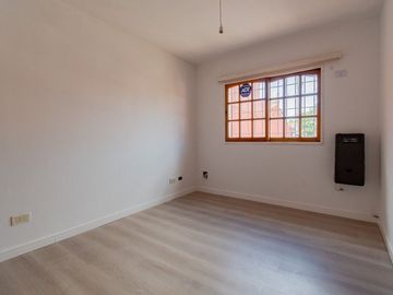 Venta triplex 5 amb con jardin Olivos