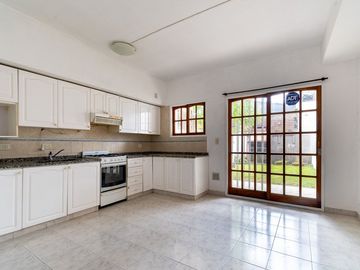 Venta triplex 5 amb con jardin Olivos