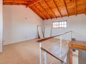 Venta triplex 5 amb con jardin Olivos