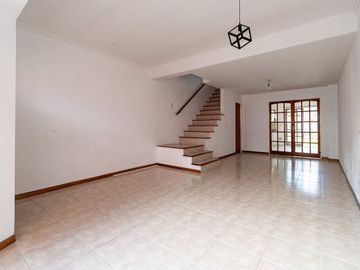 Venta triplex 5 amb con jardin Olivos
