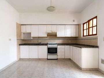 Venta triplex 5 amb con jardin Olivos