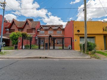 Venta triplex 5 amb con jardin Olivos