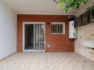 Venta triplex 5 amb con jardin Olivos