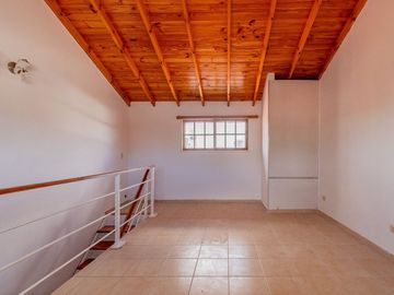 Venta triplex 5 amb con jardin Olivos