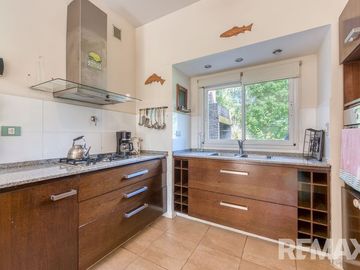 Venta Casa 6 ambientes - 5 dormitorios, con pileta