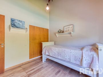 Venta Casa 6 ambientes - 5 dormitorios, con pileta