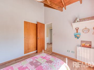 Venta Casa 6 ambientes - 5 dormitorios, con pileta