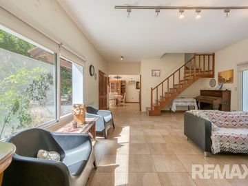 Venta Casa 6 ambientes - 5 dormitorios, con pileta