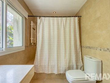 Venta Casa 6 ambientes - 5 dormitorios, con pileta