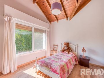 Venta Casa 6 ambientes - 5 dormitorios, con pileta