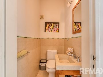 Venta Casa 6 ambientes - 5 dormitorios, con pileta