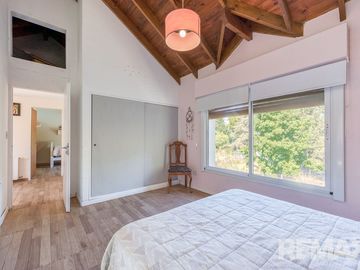 Venta Casa 6 ambientes - 5 dormitorios, con pileta