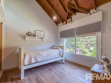 Venta Casa 6 ambientes - 5 dormitorios, con pileta