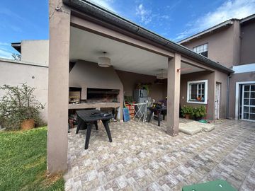 PH EN VENTA TIGRE 4 AMB CON JARDIN Y COCHERA