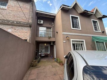 PH EN VENTA TIGRE 4 AMB CON JARDIN Y COCHERA