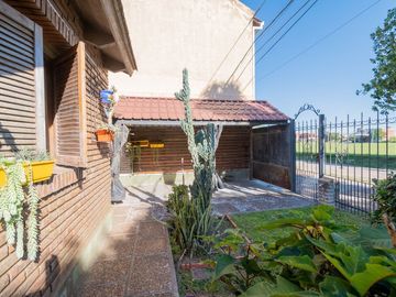 Casa en venta - 3 dormitorios - Ledesco del valle.
