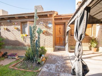 Casa en venta - 3 dormitorios - Ledesco del valle.