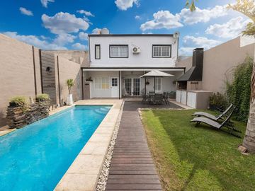 Hermosa casa de dos plantas en Altos del Valle