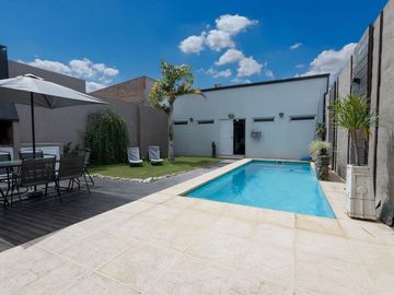 Hermosa casa de dos plantas en Altos del Valle