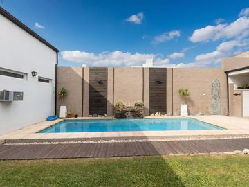Hermosa casa de dos plantas en Altos del Valle