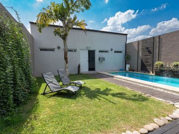 Hermosa casa de dos plantas en Altos del Valle