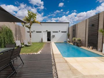 Hermosa casa de dos plantas en Altos del Valle