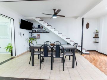Hermosa casa de dos plantas en Altos del Valle