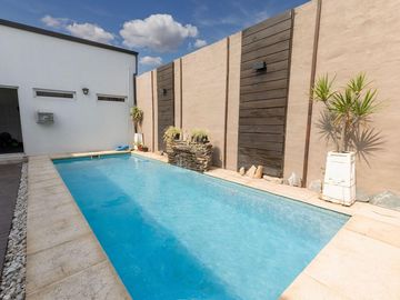 Hermosa casa de dos plantas en Altos del Valle