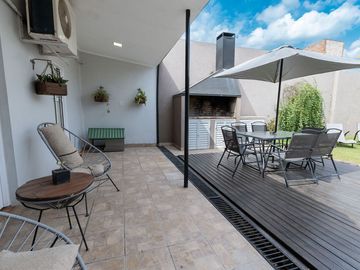 Hermosa casa de dos plantas en Altos del Valle