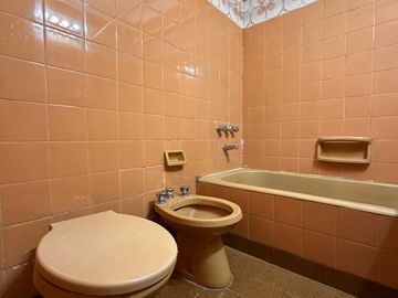 VENTA AMPLIO DPTO 3 AMB C/PATIO Y BALCON APTO CRED