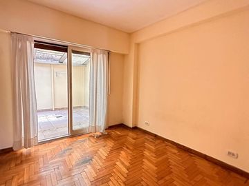 VENTA AMPLIO DPTO 3 AMB C/PATIO Y BALCON APTO CRED