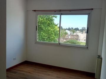 Piso tres ambientes con cochera