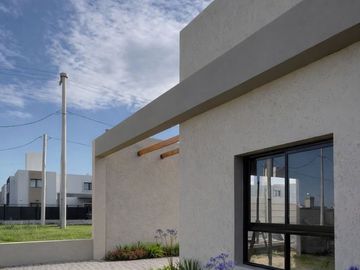 CASA EN VENTA  2 DORM P. BAJA VALLE CERCANO CBA