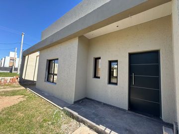CASA EN VENTA  2 DORM P. BAJA VALLE CERCANO CBA