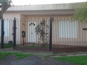 CASA AMERICANA EN PARQUE LELOIR CON 3 DORMITORIOS, QUINCHO-COCHERA PARA 2 AUTOS