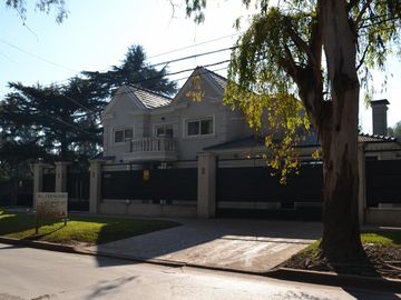 Hermoso chalet en Parque Leloir (Udaondo)