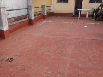 Casa en lote propio, 3 departamentos. Lote con patio y terraza - zona Pompeya