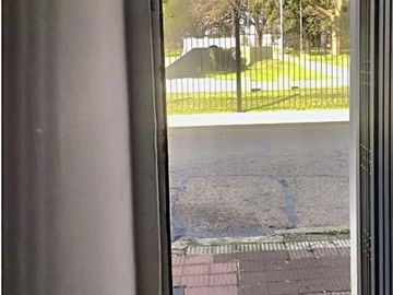 Casa en lote propio, 3 departamentos. Lote con patio y terraza - zona Pompeya