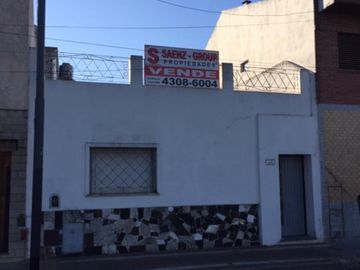 Casa en lote propio, 3 departamentos. Lote con patio y terraza - zona Pompeya