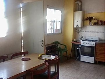 Casa en lote propio, 3 departamentos. Lote con patio y terraza - zona Pompeya