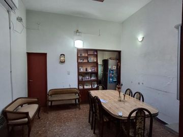 CASA CON DOS LOCALES SOBRE AVENIDA