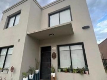 VENTA CASA 4 AMBIENTES CON PARQUE Y PILETA