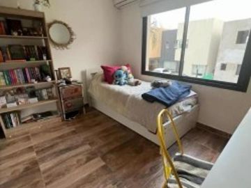 VENTA CASA 4 AMBIENTES CON PARQUE Y PILETA