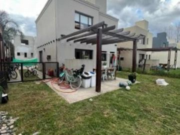 VENTA CASA 4 AMBIENTES CON PARQUE Y PILETA
