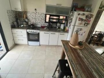 VENTA CASA 4 AMBIENTES CON PARQUE Y PILETA