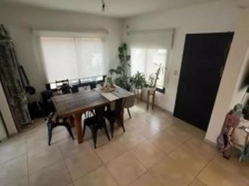 VENTA CASA 4 AMBIENTES CON PARQUE Y PILETA