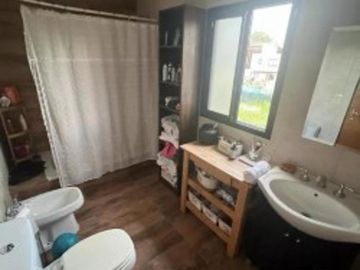VENTA CASA 4 AMBIENTES CON PARQUE Y PILETA