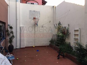 Amplio PH Planta Baja Al Frente, Tipo Casa, Totalmente Independiente. APTO CREDITO.